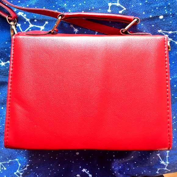 ✨Host Pick!✨Red & Gold Heart Locket / Clasp Shoulder Purse - Picture 2 of 5